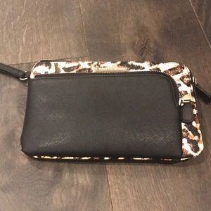 Super cute cheetah print clutch! 🐆